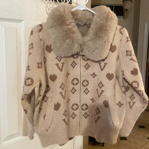 Beautiful beige sweater with zipper. NWOT. Fits size M.
